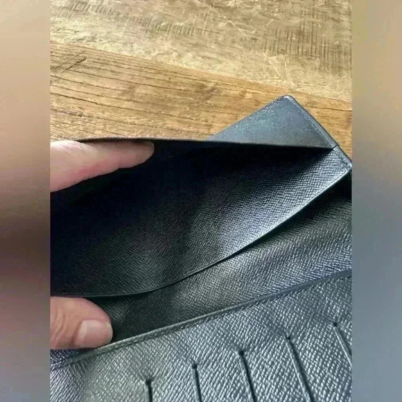 🎉❤️Louis Vuitton Epi Brazza Wallet ~Epi Leather~ Black ~ EUC!~ 💯 % Authentic - Picture 6 of 8